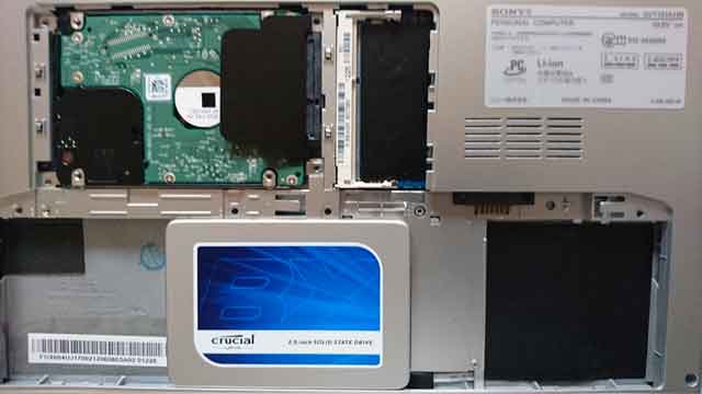 SSD換装中のノートパソコンの画像
