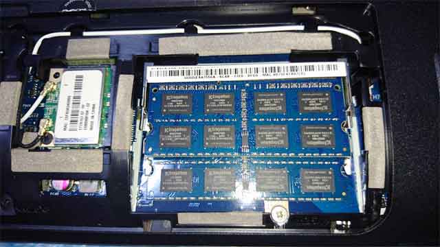 ノートパソコンのメモリー増設画像