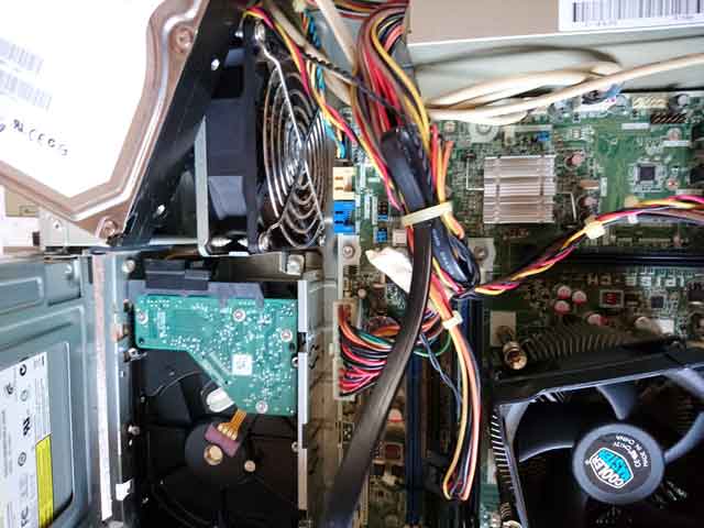 作業画像: HDD交換中のデスクトップパソコン