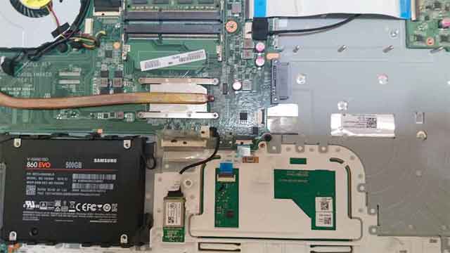 福岡市東区香椎駅前: SSD換装中のノートパソコンの画像3