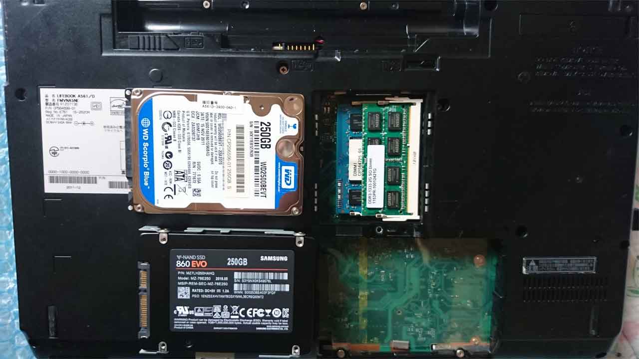 福岡市博多区諸岡: SSD換装中のノートパソコンの画像4